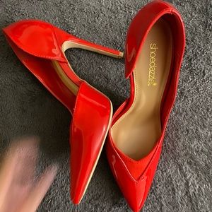 Red scarpin